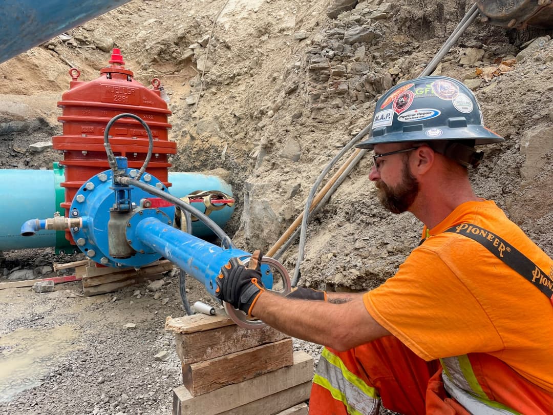 Professional line stopping team at work